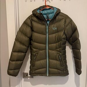 Mountain Hardwear Green Puffer Jacket with Blue Lining